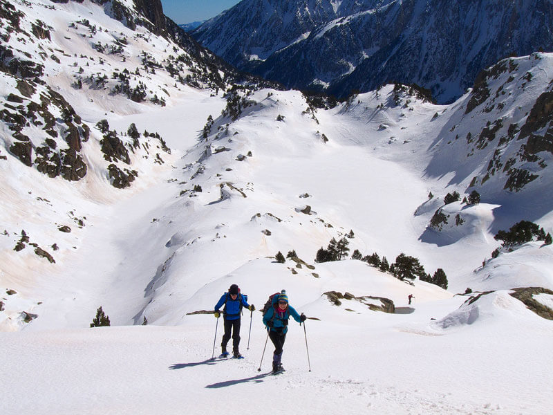 guided snowshoeing tour in Aigüestortes national park