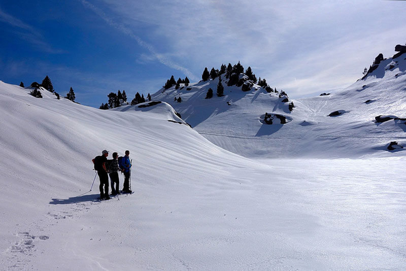 guided snowshoeing holidays in Aiguestortes national park